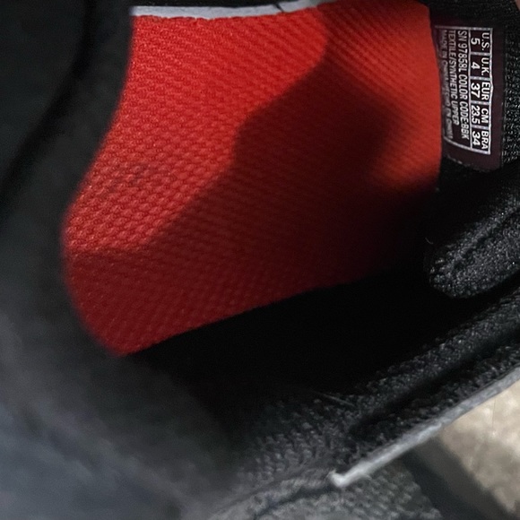 Boys black Sketcher runners in used condition - Picture 3 of 4